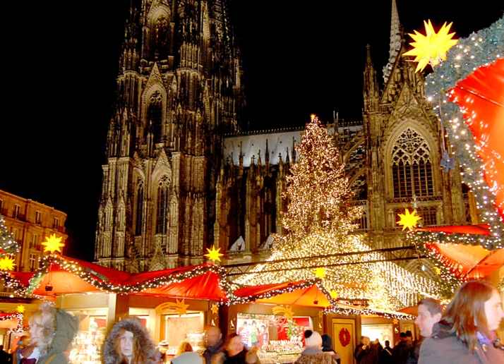 Weinachtmarkt vor dem Kölner Dom
